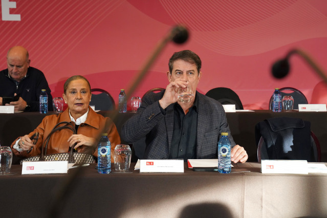 El secretario general del PSdeG y portavoz del Grupo Socialista en el Parlamento de Galicia, José Ramón Gómez Besteiro (d), durante la reunión del Comité Nacional del Partido Socialista de Galicia, a 10 de enero de 2026, en Santiago de Compostela, A Coruñ