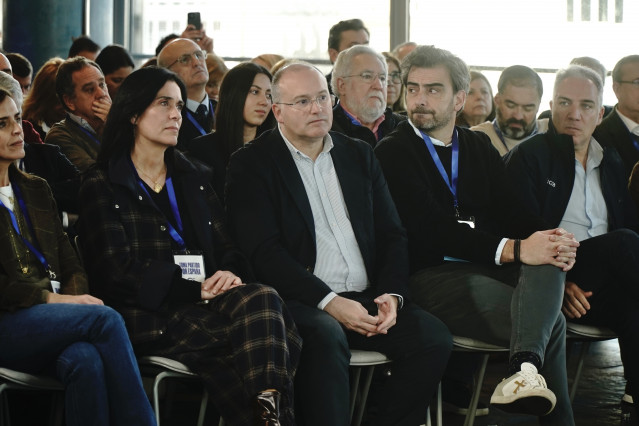 El vicesecretario de Política Autonómica, Local y Análisis Electoral, Elías Bendodo (d), la secretaria general del PP de Galicia, Paula Prado (i), el presidente provincial del PP de A Coruña, Diego Calvo (2d), el secretario general del PP, Miguel Tellado