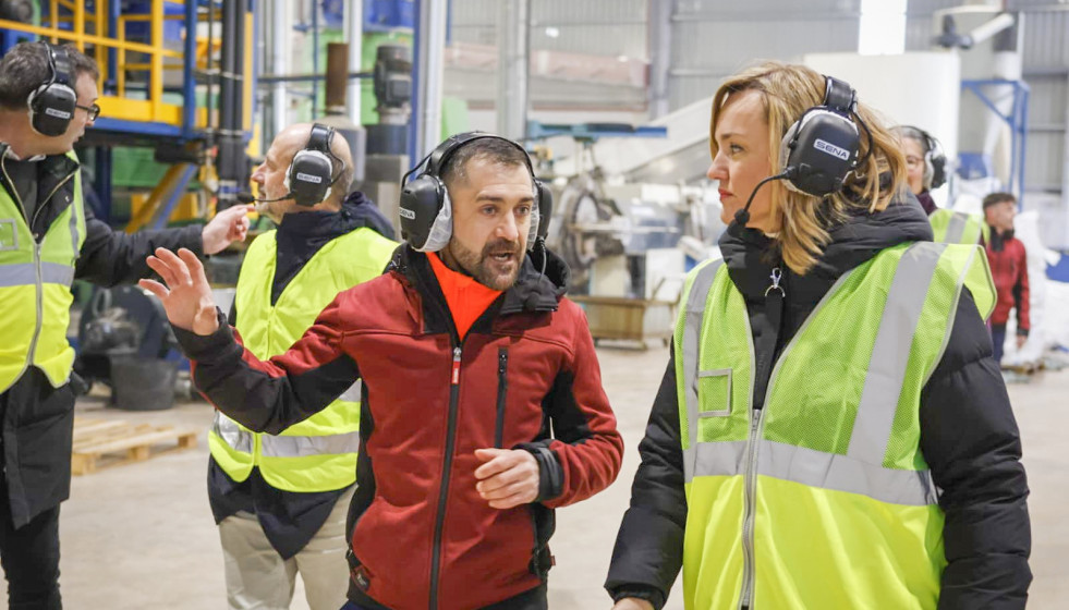 La candidata socialista Pilar Alegría atiende a las explicaciones de un responsable de la empresa Politer este sábado en su visita a Montalbán.