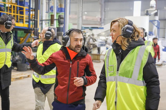 La candidata socialista Pilar Alegría atiende a las explicaciones de un responsable de la empresa Politer este sábado en su visita a Montalbán.