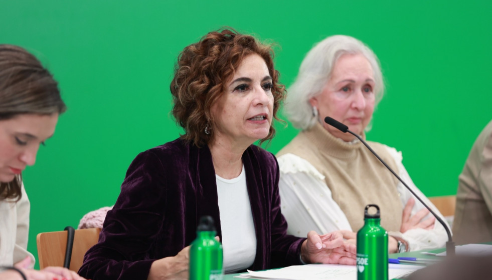 La secretaria general del PSOE de Andalucía, ministra de Hacienda y vicepresidenta primera del Gobierno, María Jesús Montero interviene en la interparlamentaria regional socialista.