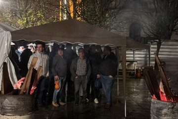 Unos 60 tractores pasan la noche en el Paseo Pereda en protesta contra el acuerdo con Mercosur