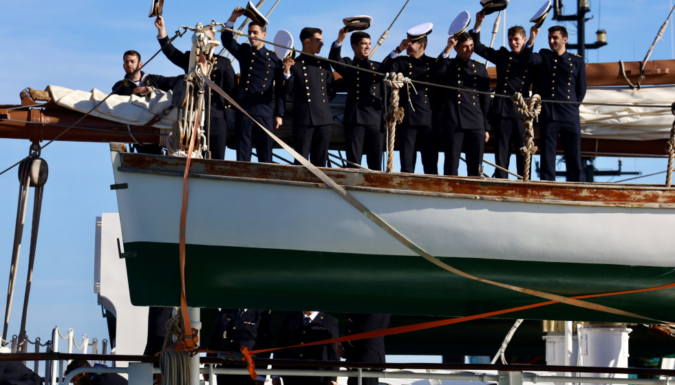 El buque escuela 'Juan Sebastián Elcano' en su salida del puerto de Cádiz.