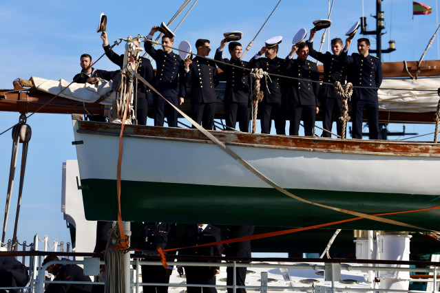 El buque escuela 'Juan Sebastián Elcano' en su salida del puerto de Cádiz.