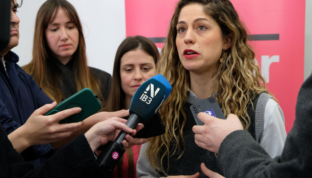 La coordinadora estatal del Movimiento Sumar, Lara Hernández, atiende a los medios de comunicación, tras participar en la primera reunión del grupo coordinador de Sumar Baleares en 2026
