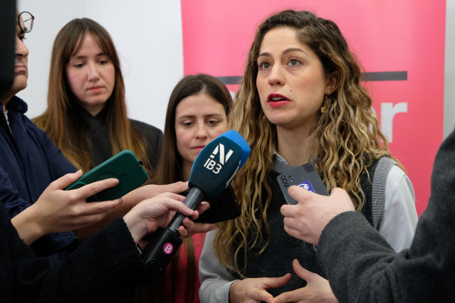 La coordinadora estatal del Movimiento Sumar, Lara Hernández, atiende a los medios de comunicación, tras participar en la primera reunión del grupo coordinador de Sumar Baleares en 2026