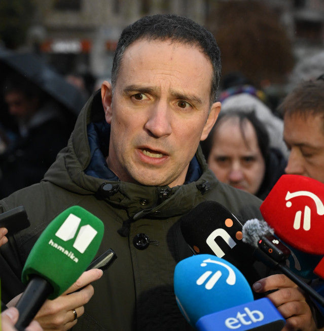 EL Secretario general de ELA, Mitxel Lakuntza, antes de participar en la manifestación de Sare en Bilbao