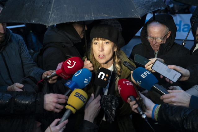 Bego Atxa en declaraciones a los medios durante el recorrido de la manifestación de Sare