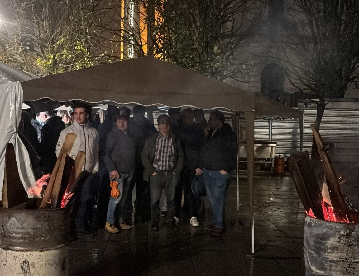 EuropaPress 7208082 60 tractores pasan noche paseo pereda protesta contra acuerdo mercosur