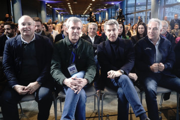 El presidente del Partido Popular, Alberto Núñez Feijóo (2d), y el presidente de la Xunta de Galicia, Alfonso Rueda (2i), el secretario general del PP, Miguel Tellado (i), y el vicesecretario de Po