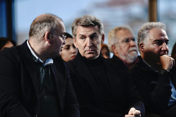 El presidente del Partido Popular, Alberto Núñez Feijóo (c), el secretario general del PP, Miguel Tellado (i), y el vicesecretario de Política Autonómica, Local y Análisis Electoral, Elías Bend
