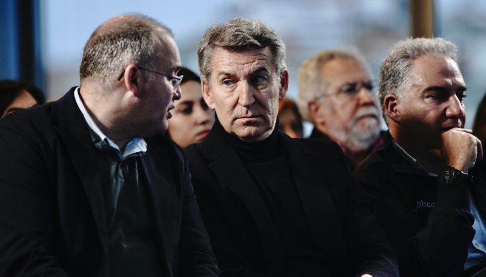 El presidente del Partido Popular, Alberto Núñez Feijóo (c), el secretario general del PP, Miguel Tellado (i), y el vicesecretario de Política Autonómica, Local y Análisis Electoral, Elías Bend