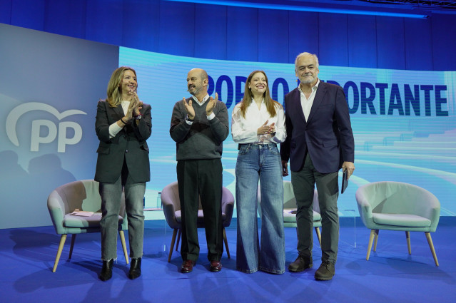 El presidente del Senado, Pedro Rollán (2i), la portavoz del GPP en el Congreso, Ester Muñoz (2d), la portavoz del GPP en el Senado, Alicia García (i), y el portavoz del PPE en el Parlamento Europeo, Esteban Gozález Pons (d), participan en la Mesa de Port