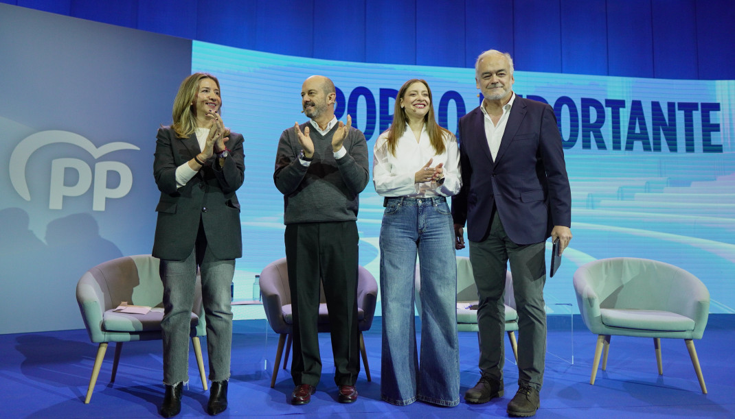 El presidente del Senado, Pedro Rollán (2i), la portavoz del GPP en el Congreso, Ester Muñoz (2d), la portavoz del GPP en el Senado, Alicia García (i), y el portavoz del PPE en el Parlamento Europe