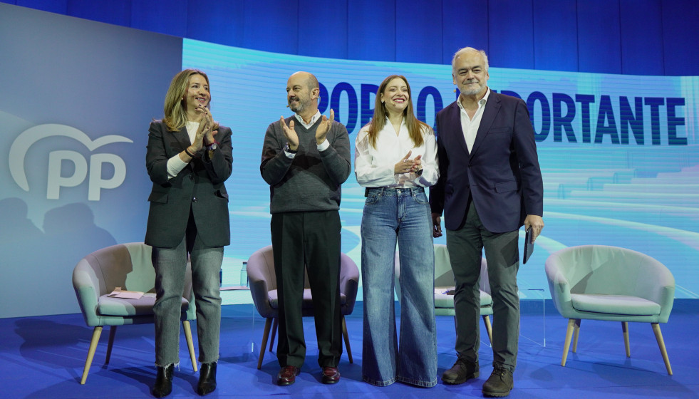 El presidente del Senado, Pedro Rollán (2i), la portavoz del GPP en el Congreso, Ester Muñoz (2d), la portavoz del GPP en el Senado, Alicia García (i), y el portavoz del PPE en el Parlamento Europe