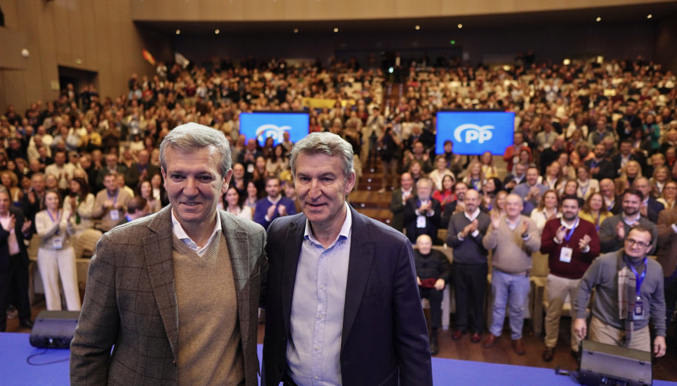 El presidente del Partido Popular, Alberto Núñez Feijóo (d), y el presidente de la Xunta de Galicia, Alfonso Rueda (i) durante el acto de clausura de la 28 Interparlamentaria del PP, en el Palexco,