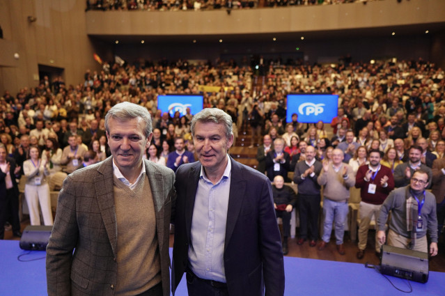 El presidente del Partido Popular, Alberto Núñez Feijóo (d), y el presidente de la Xunta de Galicia, Alfonso Rueda (i) durante el acto de clausura de la 28 Interparlamentaria del PP, en el Palexco, a 11 de enero de 2026, en A Coruña, Galicia (España). Baj