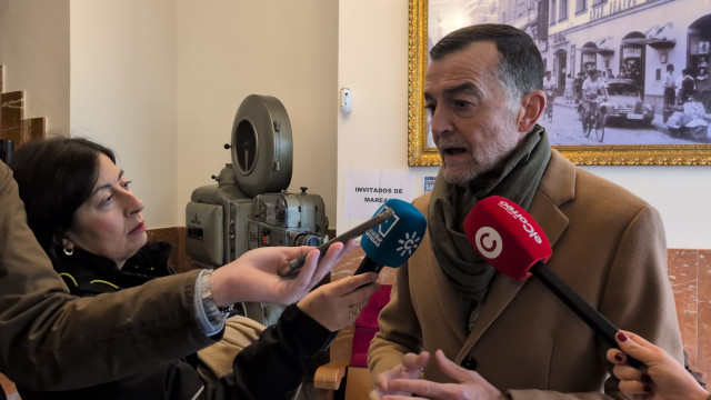 El coordinador federal de Izquierda Unida (IU), Antonio Maíllo, en la entrada del Cine Cervantes de Sevilla.