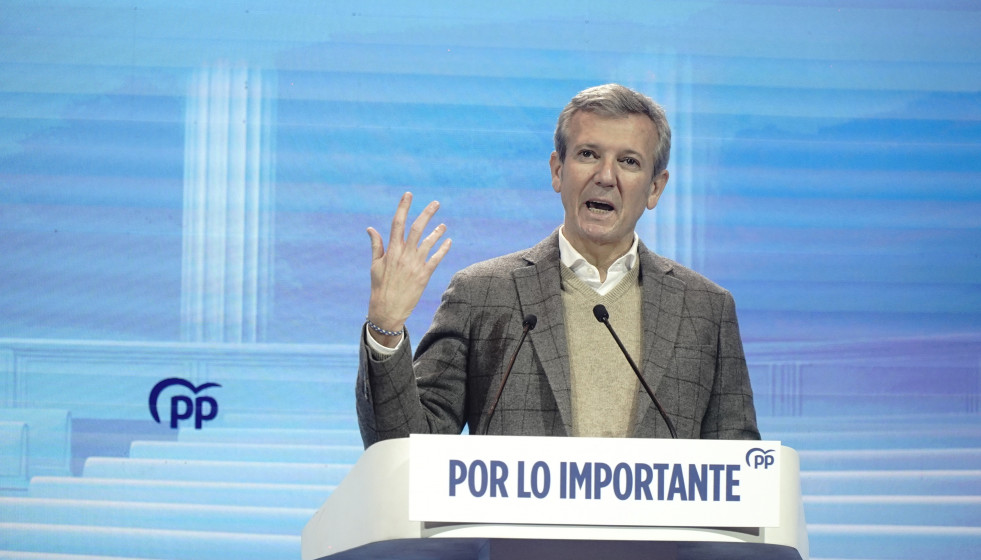 El presidente de la Xunta de Galicia, Alfonso Rueda, interviene durante el acto de clausura de la 28 Interparlamentaria del PP.