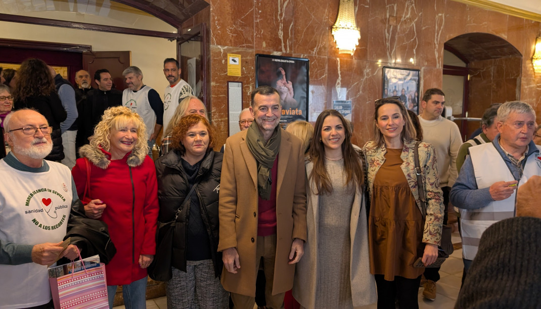 El coordinador federal de Izquierda Unida (IU) y candidato de la coalición Por Andalucía a la Presidencia de la Junta de Andalucía, Antonio Maíllo, en el centro, en la presentación de 'Salud no R