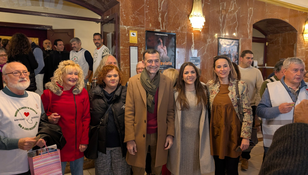 El coordinador federal de Izquierda Unida (IU) y candidato de la coalición Por Andalucía a la Presidencia de la Junta de Andalucía, Antonio Maíllo, en el centro, en la presentación de 'Salud no R