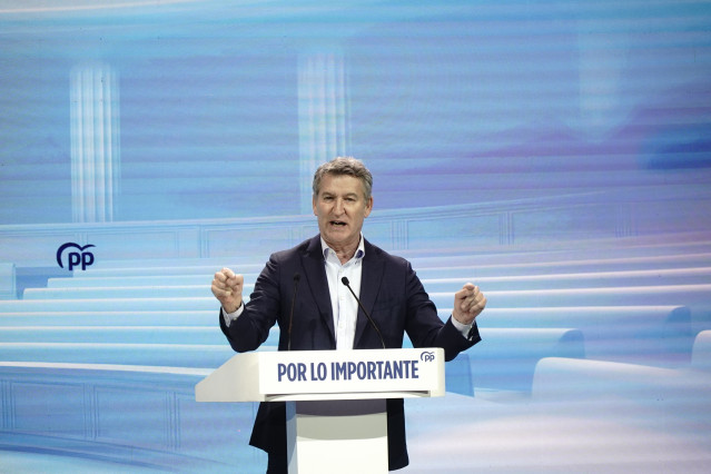 El presidente del Partido Popular, Alberto Núñez Feijóo, interviene durante el acto de clausura de la 28 Interparlamentaria del PP, en el Palexco, a 11 de enero de 2026, en A Coruña, Galicia (España). Bajo el lema 'Por lo importante', los populares han di