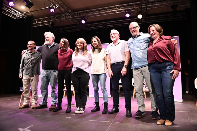 La secretaria general de Podemos, Ione Belarra (c), la secretaria política de Podemos, Irene Montero (3i), la candidata de Podemos a la Presidencia de Aragón, María Goikoetxea (4i), el coordinador federal de Alianza Verde, Juantxo López de Uralde (2i)