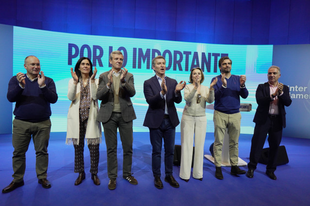 El presidente del Partido Popular, Alberto Núñez Feijóo (c), el presidente de la Xunta de Galicia, Alfonso Rueda (3i), la vicesecretaria de Regeneración del Partido Popular, Cuca Gamarra (3d), el vicesecretario de Política Autonómica, Local y Análisis Ele