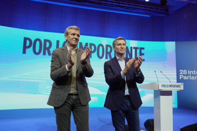 El presidente del Partido Popular, Alberto Núñez Feijóo (d), y el presidente de la Xunta de Galicia, Alfonso Rueda (i), durante el acto de clausura de la 28 Interparlamentaria del PP, en el Palexco, a 11 de enero de 2026, en A Coruña, Galicia (España). Ba