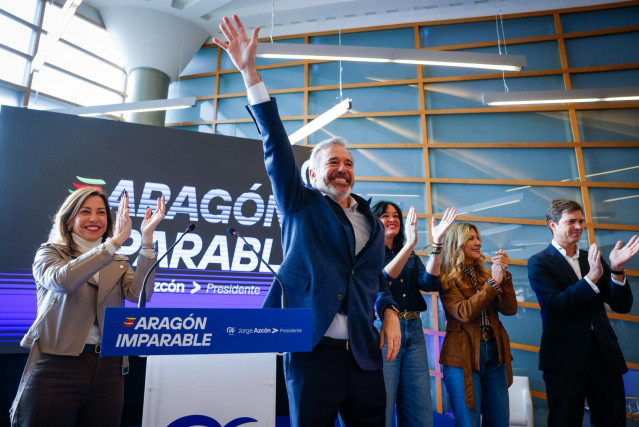 El presidente del PP Aragón y candidato a la Presidencia de Aragón, Jorge Azcón, en el acto político de este domingo en Zaragoza. Detrás, las alcaldesas de Zaragoza y Huesca, Chueca y Orduna, la vicepresidenta Vaquero y el presidente provincial Celma.