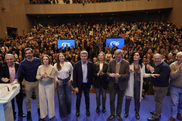 El presidente del Partido Popular, Alberto Núñez Feijóo (c), el presidente de la Xunta de Galicia, Alfonso Rueda (3d), la vicesecretaria de Regeneración del Partido Popular, Cuca Gamarra (3i), el 