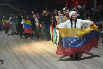 Venezolanos asisten al encuentro organizado en Bilbao para celebrar la captura de Nicolás Maduro
