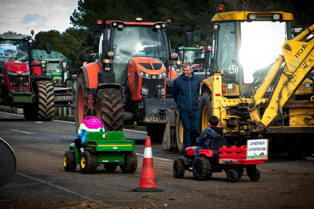 Agricultores y ganaderos cortan la AP-7 con tractores y rollos de paja, a 10 de enero de 2026, en Pontós, Girona, Cataluña (España).