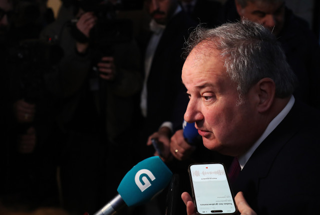 El ministro de Industria y Turismo, Jordi Hereu, atiende a los medios durante una visita al astillero de Navantia, a 12 de enero de 2026, en Ferrol