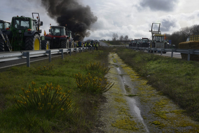 Agricultores y ganaderos cortan la A-52 con tractores y rollos de paja,
