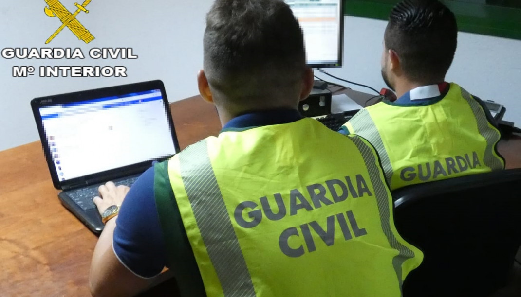 Archivo - Agentes de la Guardia Civil investigando delitos cibernéticos.
