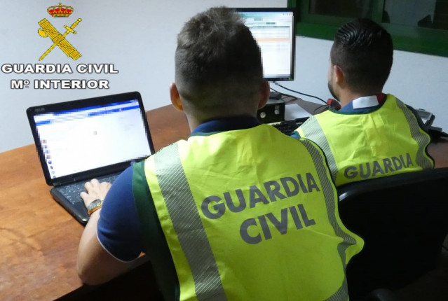 Archivo - Agentes de la Guardia Civil investigando delitos cibernéticos.
