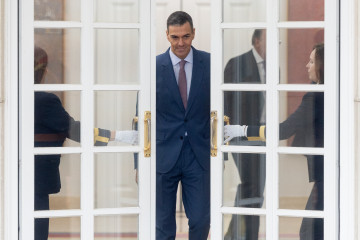 El presidente del Gobierno, Pedro Sánchez (d), recibe al primer ministro de Grecia, en La Moncloa, a 12 de enero de 2026, en Madrid (España). Los dos dirigentes han abordado las relaciones bilateral