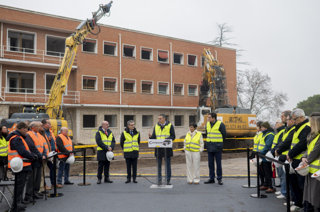 El ministro de Presidencia, Félix Bolaños, el presidente del Gobierno, Pedro Sánchez, la ministra de Vivienda, Isabel Rodríguez, y el ministro para la Transformación Digital, Óscar López, en la demolición de los primeros edificios de Campamento