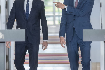 El presidente del Gobierno, Pedro Sánchez, recibe al primer ministro de Grecia, Kyriákos Mitsotákis, en La Moncloa.