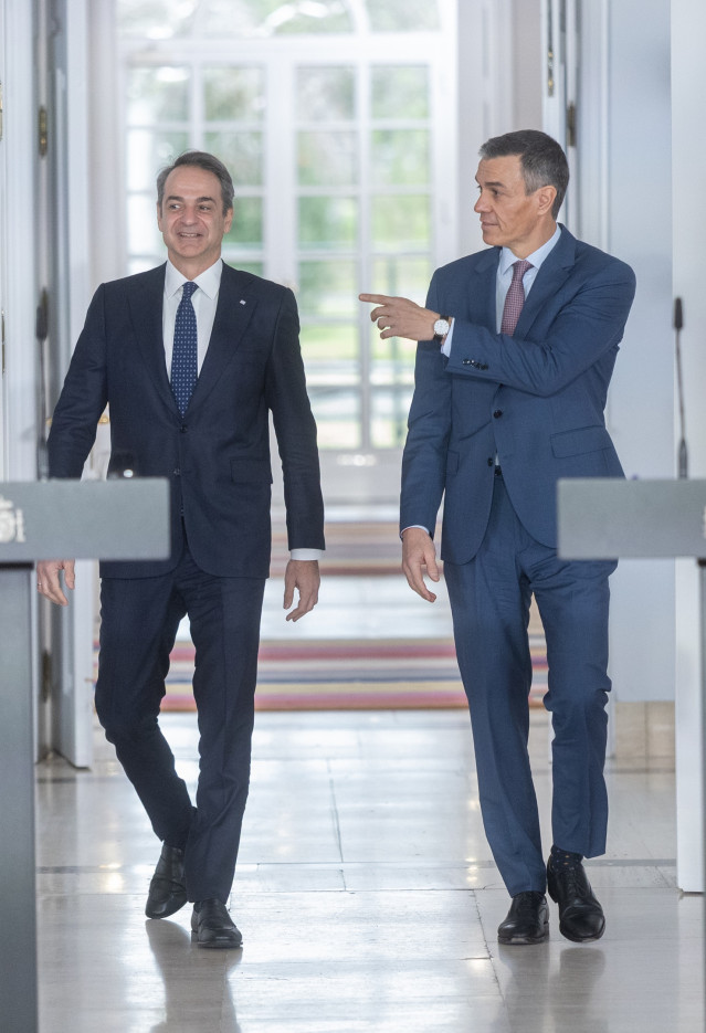 El presidente del Gobierno, Pedro Sánchez, recibe al primer ministro de Grecia, Kyriákos Mitsotákis, en La Moncloa.