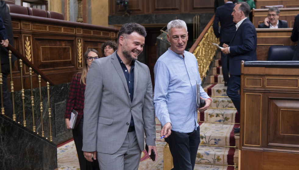Archivo - El portavoz de ERC en el Congreso, Gabriel Rufián (i), y el diputado de EH Bildu Oskar Matute (d), a su llegada a una sesión plenaria, en el Congreso de los Diputados, a 22 de octubre de 2