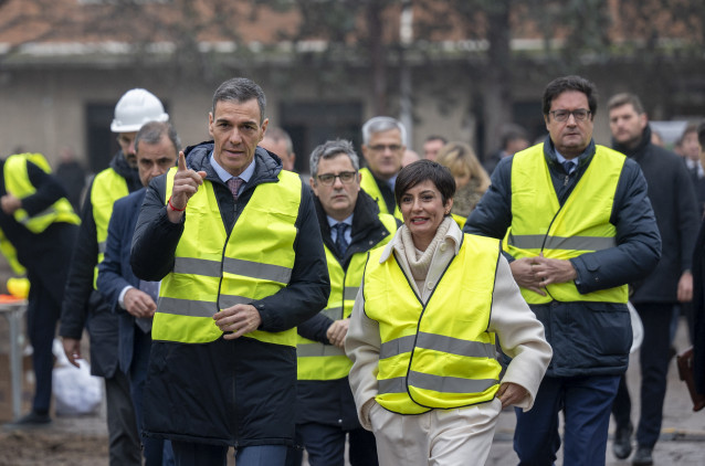 El ministro de la Presidencia, Félix Bolaños, el presidente del Gobierno, Pedro Sánchez, la ministra de Vivienda, Isabel Rodríguez, y el ministro para la Transformación Digital, Óscar López, durante el acto de demolición de los primeros edificios del acua