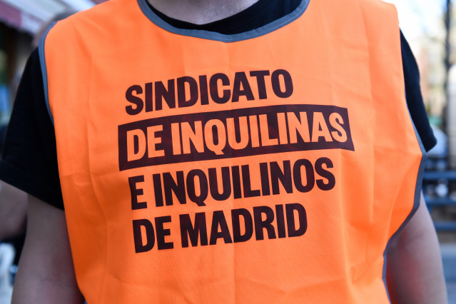 Archivo - Un voluntario del Sindicato de Inquilinas e Inquilinos participa en una de las siete movilizaciones por el derecho a la vivienda, a 18 de abril de 2023, en Madrid (España).