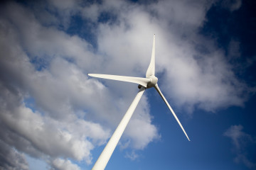 Archivo - Un aerogenerador