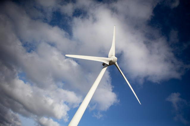 Archivo - Un aerogenerador