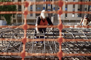 Archivo - Operarios de la construcción trabajando en unas obras