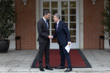 Archivo - (Foto de ARCHIVO)  El presidente del Gobierno, Pedro Sánchez (i), recibe al presidente del Partido Popular, Alberto Núñez Feijóo (d), en el Palacio de la Moncloa, a 13 de marzo de 2025, 