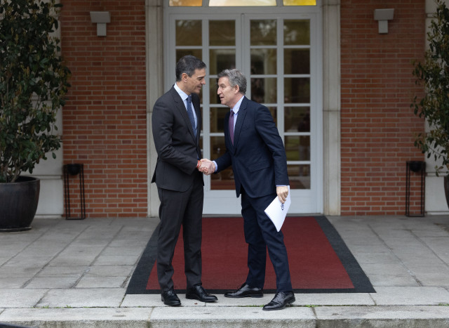 Archivo - (Foto de ARCHIVO)  El presidente del Gobierno, Pedro Sánchez (i), recibe al presidente del Partido Popular, Alberto Núñez Feijóo (d), en el Palacio de la Moncloa, a 13 de marzo de 2025, en Madrid (España). El presidente del Gobierno recibe a los