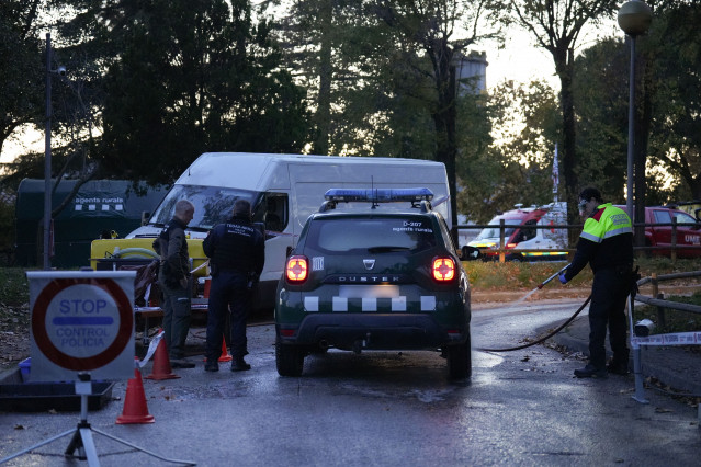 Archivo - Limpieza de los vehículos de los Agents Rurals de la Generalitat en la sierra de Collserola (Barcelona).